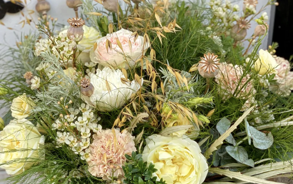 Medium Luxury Hand Tied Gift Bouquet - Florists Choice